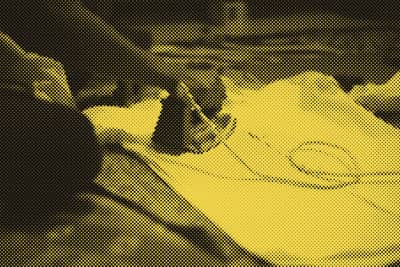 Unas manos planchando una camisa blanca